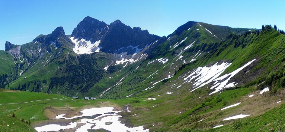 Zafernalpe,darüber Zitterklapfen, rechts Hochlicht