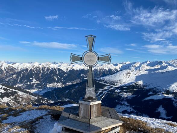 Kalkbretterkopf Gipfelkreuz mit Blick ins Gasteinertal