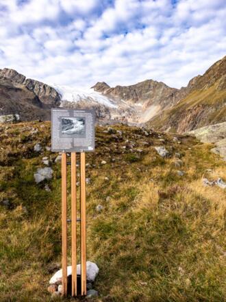 Eine von drei Infotafeln des Gletscherlehrpfads