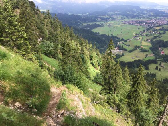 der Weg führt über teils abschüssiges Gelände