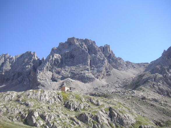 Karlsbaderhütte und Seekofel mit Anstieg. Der Abstiegsklettersteig ist meist knapp hinter dem rechten Westgrat