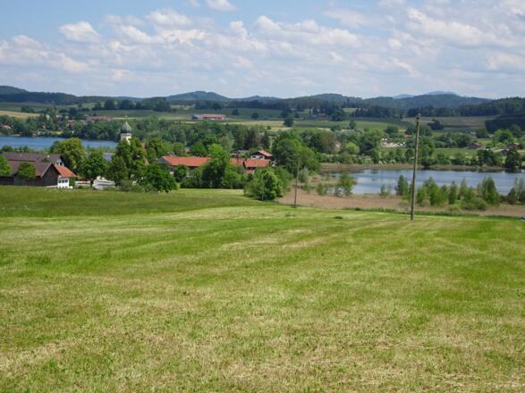 Froschhausen mit Riegsee und Froschhauser See (links)