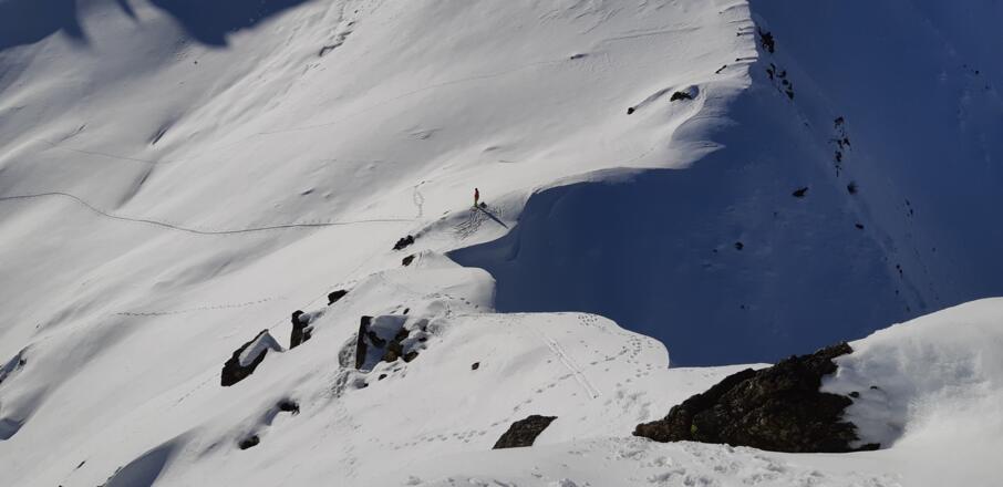 Blick vom Gipfelgrat auf den tiefsten Punkt der Einsattelung (Ender der Tour/Skidepot).