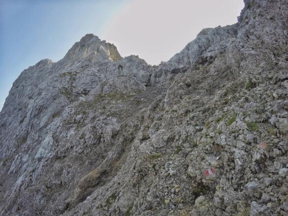 Anspruchsvolles Steilschrofen-Gelände auf dem Karwendelsteig