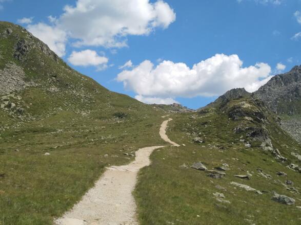 Breiter Wanderweg zur Chemnitzer Hütte (Nevesjochhütte)