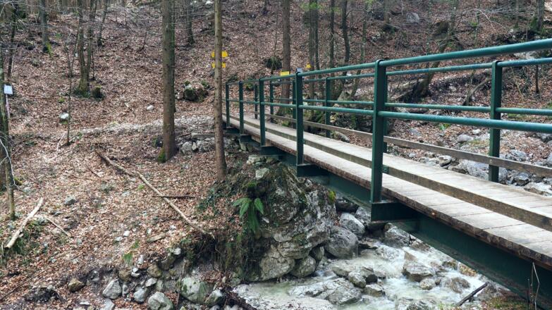 Brücke nach der Kapelle, links ansteigen