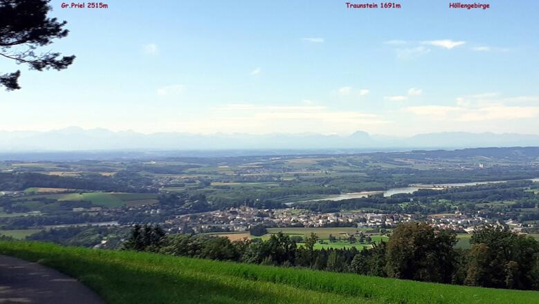 Blick Totes Gebirge vom Hamberg 567m ü. Ottensheim und Kraftwerk