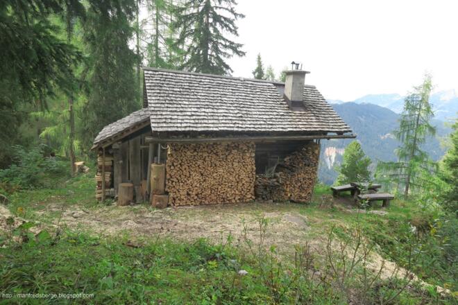Frisches Holz ist auch schon aufgestapelt, der Winter kann kommen. Das er so bald kommt, hätte ich nicht gedacht