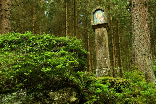 Immer wieder liebevoll erhaltene Marterl entlang des Wanderweges