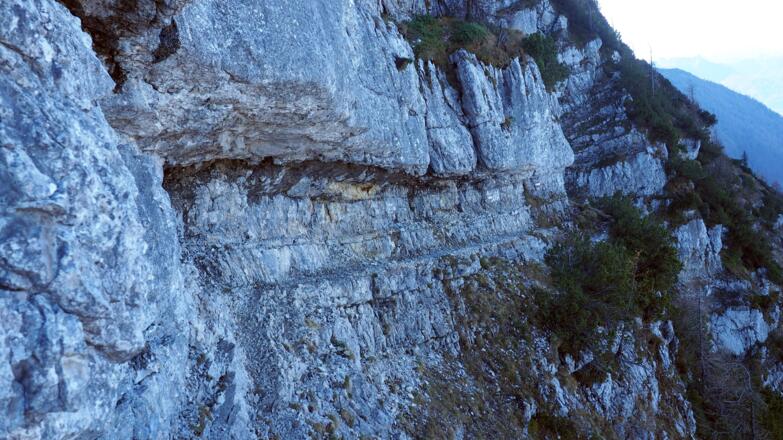 Auf einem markantem Band rechts (westseitig) weiter