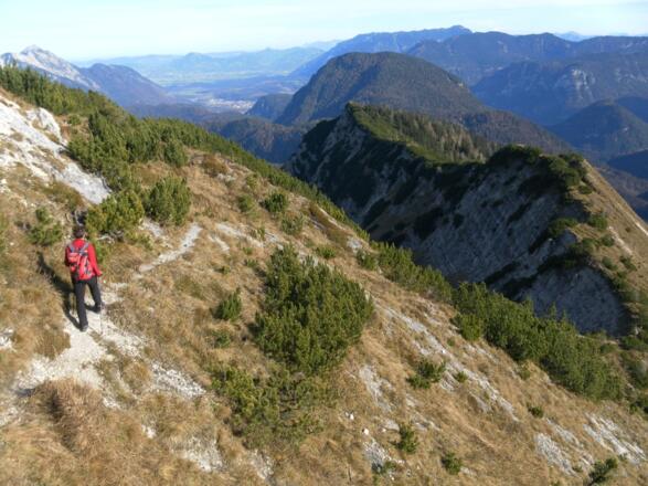 Abstieg am Ostgrat zur Scharte, dann links in die Schlucht