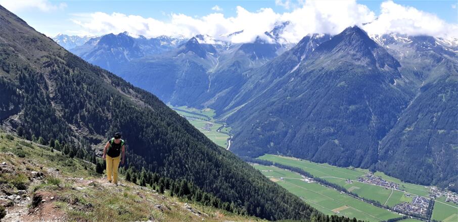 ... zielstrebig nach oben. Blick in Tal Richtung Längenfeld, rechts in den Wolken der Luibiskogel ( 3112 m).