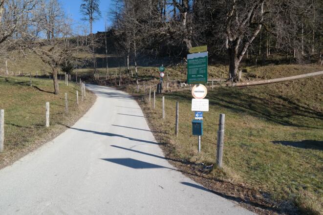 Startpunkt der Tour. Entweder der Naturstraße folgen oder nach wenigen Metern rechts auf den Ziehweg abbiegen.