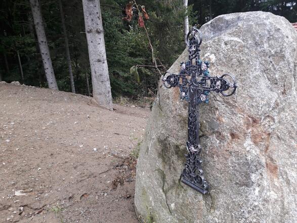 Wegkreuz beim Weiler mit Hirschgehege