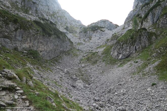 Der Steig entlang an Felswänden