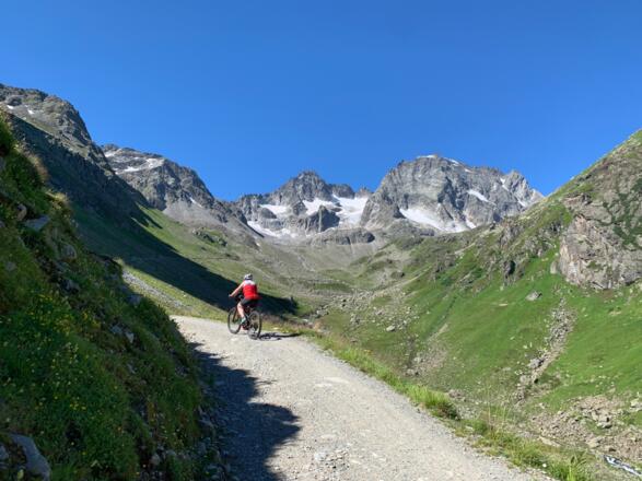 Aufstieg zur Darmstädter Hütte. Rechter Gipfel die Kuchenspitze.