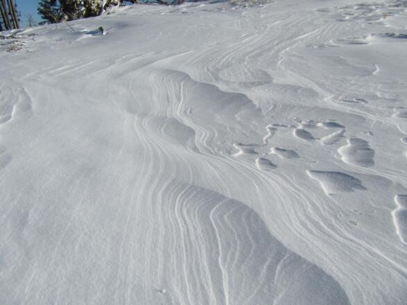 Windzeichnungen im Schnee am Haitzmanneck