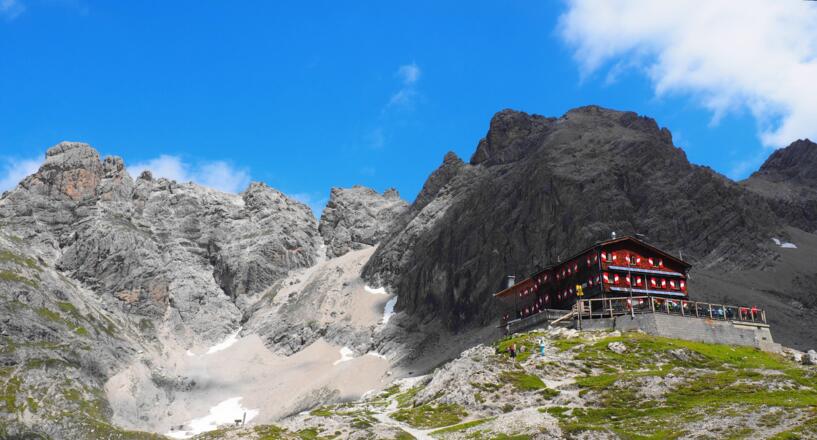 Karlsbader Hütte mit Gr.Sandspitze
