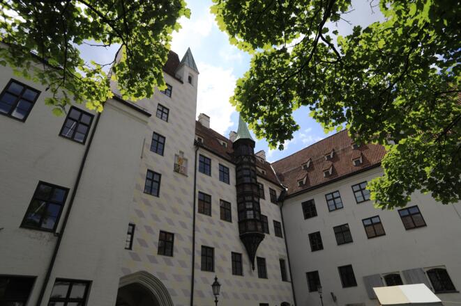 (6) Der älteste Kern Münchens ist eine Stadtburg aus dem späten 12. Jahrhundert, die erste Residenz der bayrischen Herzöge in München.