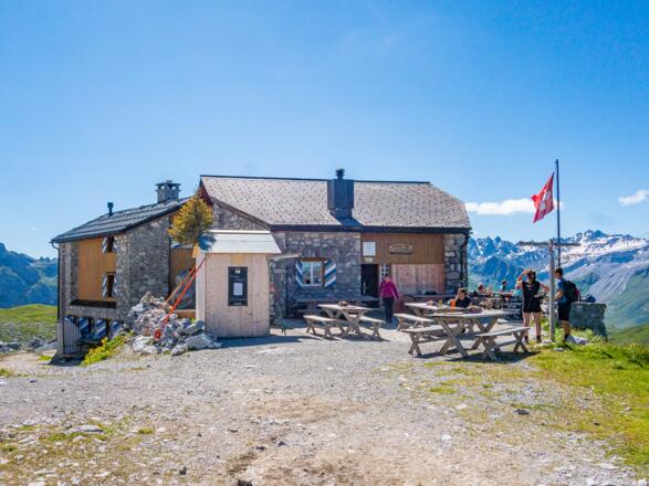 Die urige Carschinahütte, welche bereits in der Schweiz liegt, ist erreicht.