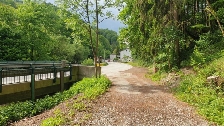 Beginn des Weges Nr. 361 bei der Brücke über den Ramingbach