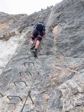Lange Passagen von Stahlklammern geht es hinauf - teilweise im leichten Überhang.