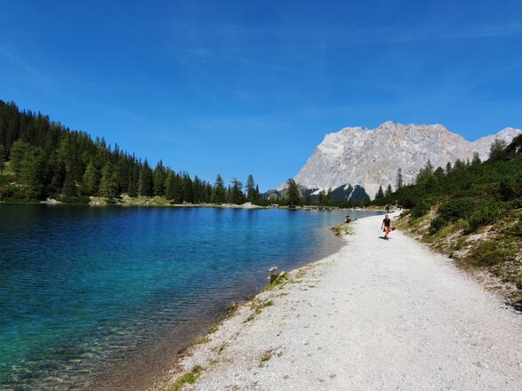 Uferpromenade am Seebensee mit dem Zugspitzmassiv