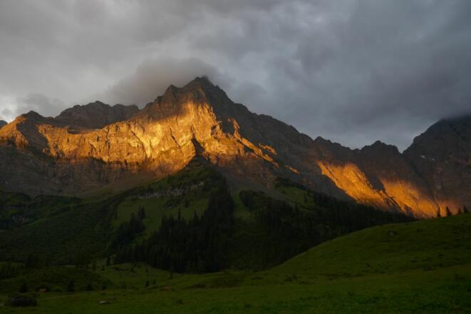 Die Spritzkarspitze vom Ahornboden aus im Morgenlicht