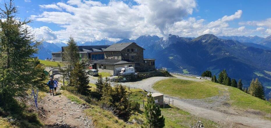 Das Schutzhaus und die Bergstation.