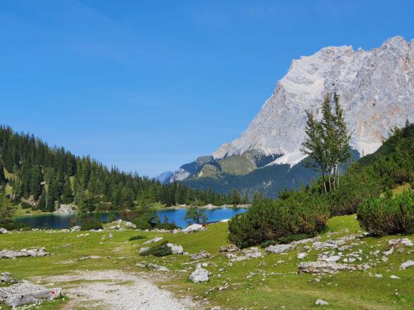 Kurz vor dem Seebensee - im Hintergrund das Zugspitzmassiv
