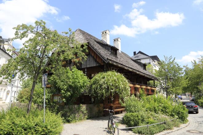 (1) Kriechbaumhof: Die ehemalige, fast komplett aus Holz bestehende Arbeiter-Herberge aus dem 17.Jahrhundert dient heute der JDAV als Jugendzentrum.