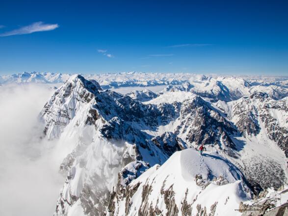 Wie klein die Menschen in dieser doch Welt sind.
