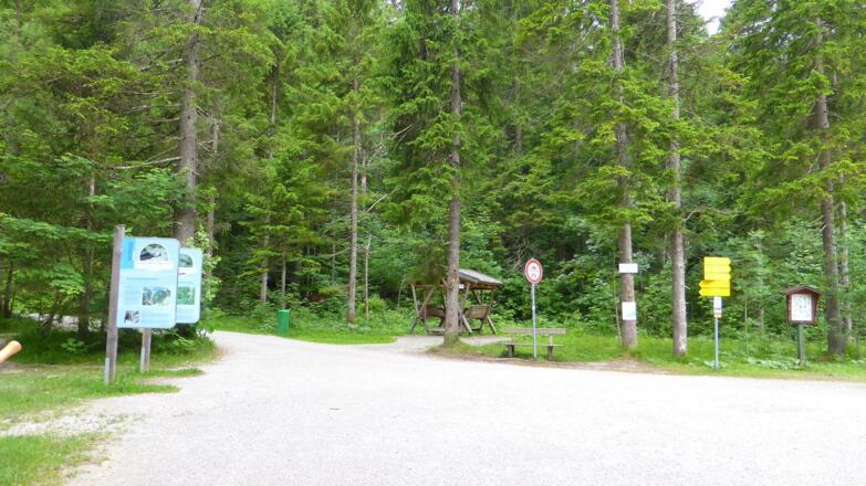 Beim Abzweig zur Fischzucht, dem Schild Siebenhütten folgen.