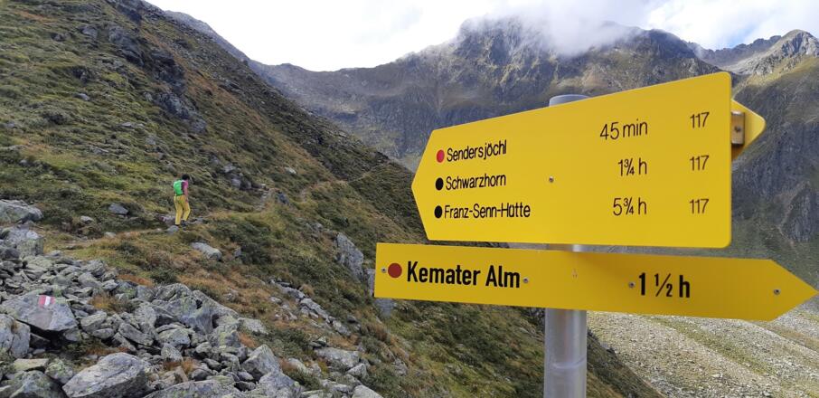 ... Weggabelung. Hier beginnt die Querung in ...