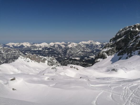 Blick zurück zur Schwerwand und nach Norden in die Osterhorngruppe ...