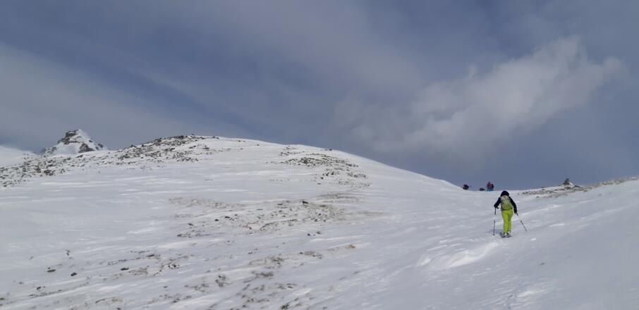 ... das Eiskarjoch (links der Vorgipfel der Eiskarspitze).