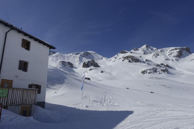 Aufbruch von der Heidelbergerhütte, die Tagesziele: links Lareinfernerspitze, rechts Heidelbergerspitze