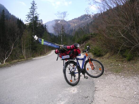 auf der Hirschbichlstraße von Hintersee weg (manchmal mit angeschnallten Ski möglich)