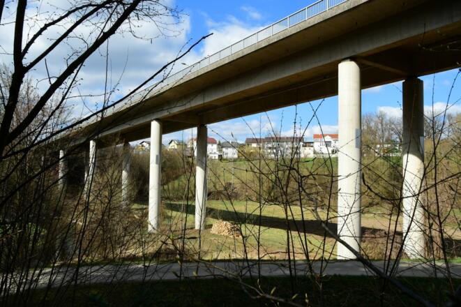 Unter der Umfahrungsbrücke in Richtung Bruckmühle