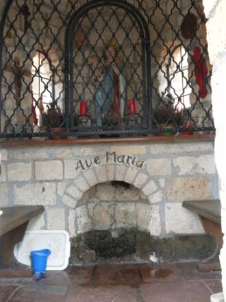 Brunneneinfassung unterm Marienaltar