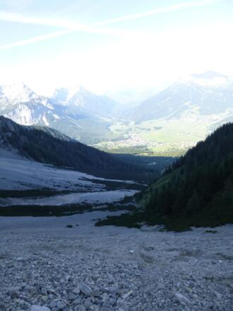Nach der Latschenzone im Fels des Georg-Jäger-Steigs