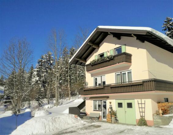 Hausansicht im Winter