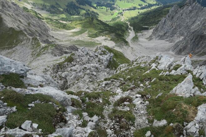 Der Rückblick ist trotzdem spektakulär. Ausrutschen wäre hier fatal, nasses Gras auch. Man soll sich oben also nicht von einem Regen überraschen lassen