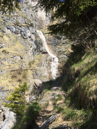 Blick zurück in den Tobel mit imposanten Wasserfall