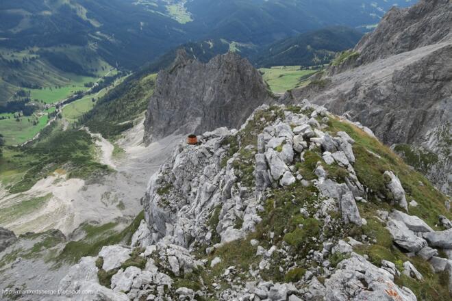 Beim Abstieg entdecke ich auch eine Behältnis für die Bergfeuer, wie ich am Gosaukamm schon öfter welche gesehen habe. Fast auf allen Gipfeln stehe diese
