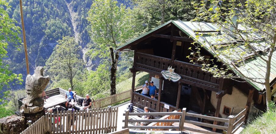 Ausschank (keine Speisen) gibt es auf der Alpensöhnehütte nur an Wochenenden im Sommer.