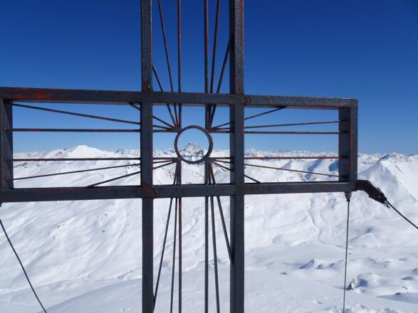 der Muttler (3295m) hinter dem Kreuz