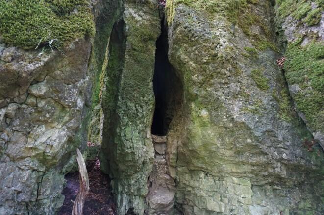 Die Einstiegsspalte in die Schönsteinhöhle
