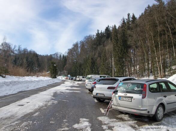großer geräumter Parkplatz an der Lederstube