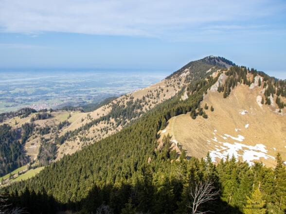 Das Voralpenland, markant der Hochries und unscheinbar der Karkopf.